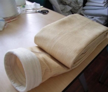 PTFE針刺氈采用PTFE（聚四氟乙烯纖維）經(jīng)三維針刺而成的一種過濾材料.PTFE纖維為大分子線性結(jié)構(gòu)，因而具有極強的耐溫、耐磨、耐腐、耐化學(xué)穩(wěn)定性,廣泛適用于鋼鐵、電力、垃圾焚燒等