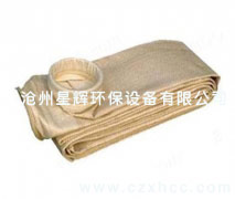 易清灰針刺氈是在普通滌綸針刺氈的基礎(chǔ)上進行表面燒毛、壓光處理，易清灰針刺氈使之表面光滑,透氣性能好,易清灰針刺氈在使用中大大降低除塵器收塵袋清除灰塵的勞動強度。
